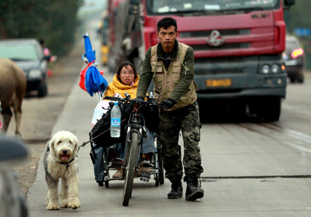 Κίνα: Το συγκλονιστικό ταξίδι της Λάι με ένα αναπηρικό καροτσάκι, ένα ποδήλατο, δύο σκύλους και τον σύντροφό της
