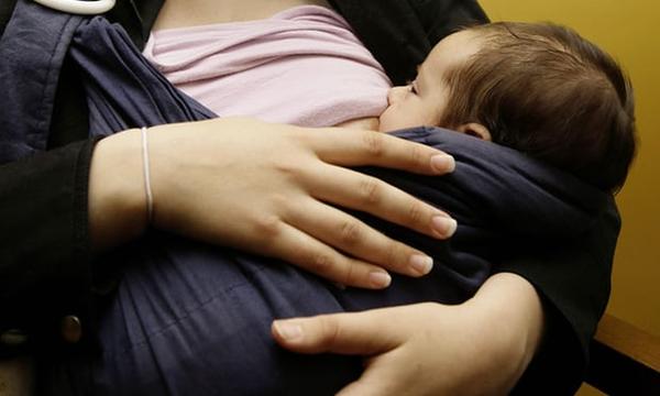 Η πρώτη στον κόσμο διεμφυλική γυναίκα που μπόρεσε να θηλάσει μωρό με το γάλα της