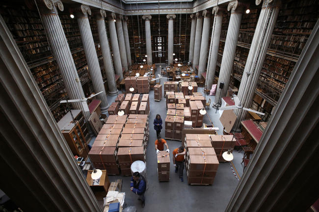 Η μεγαλύτερη μετακόμιση βιβλίων στην ιστορία της Ελλάδας ξεκίνησε