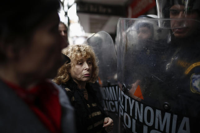Στην Τράπεζα της Ελλάδος εισέβαλαν μέλη του Κινήματος κατά των πλειστηριασμών