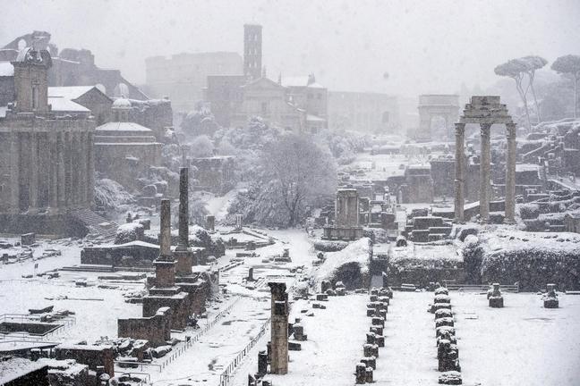 Η Ρώμη στα λευκά - Εικόνες από το χιονισμένο Κολοσσαίο