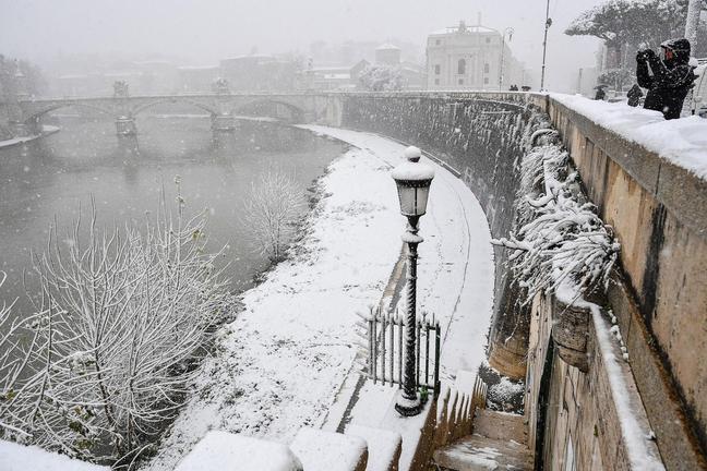 Η Ρώμη στα λευκά - Εικόνες από το χιονισμένο Κολοσσαίο