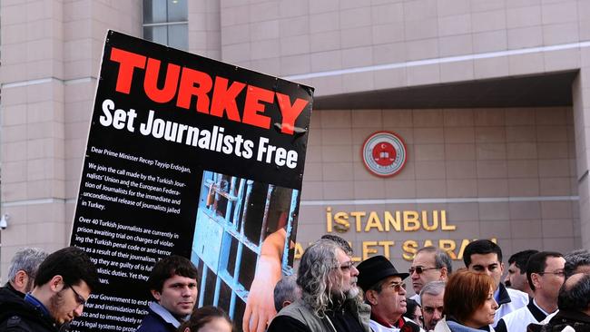 Τουρκία: Πολυετείς ποινές κάθειρξης σε τραγουδιστή και δημοσιογράφους