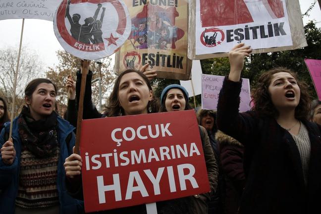 Μεγάλη διαδήλωση γυναικών στην Κωνσταντινούπολη