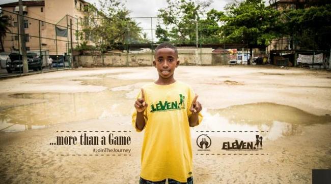 Παίζουν μπάλα με προσφυγόπουλα για να διαλύσουν το ρατσισμό