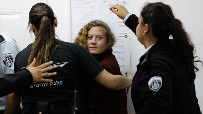 Η 17χρονη Παλαιστίνια Άχεντ Ταμίμι δέχτηκε να δηλώσει ένοχη με αντάλλαγμα τη μείωση της ποινής της