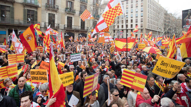 Μεγάλη διαδήλωση διαμαρτυρίας στην Βαρκελώνη για τη σύλληψη του Πουτζδεμόν