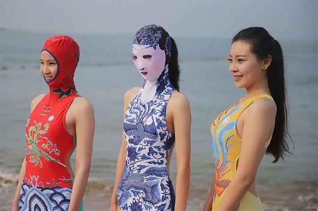 Δείτε τι φορούν οι μοδάτοι Κινέζοι στην παραλία