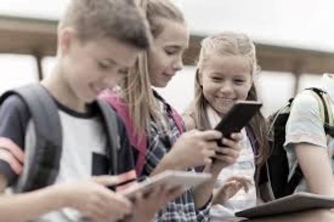 Το 55% των γονιών ομολογούν ότι τα παιδιά τους χρησιμοποιούν social media πριν γίνουν 13 χρονών