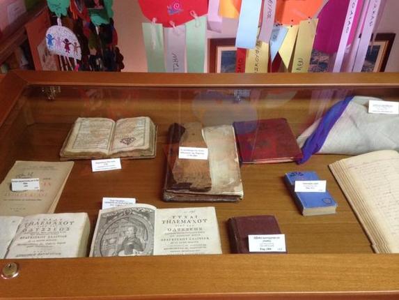 Πώς μία σοφίτα στη Ραψάνη μετατράπηκε σε μία από τις ομορφότερες βιβλιοθήκες της χώρας