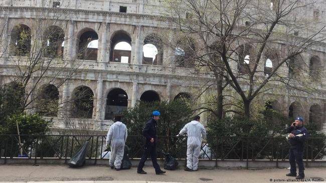 Κρατούμενοι καθαρίζουν τη Ρώμη