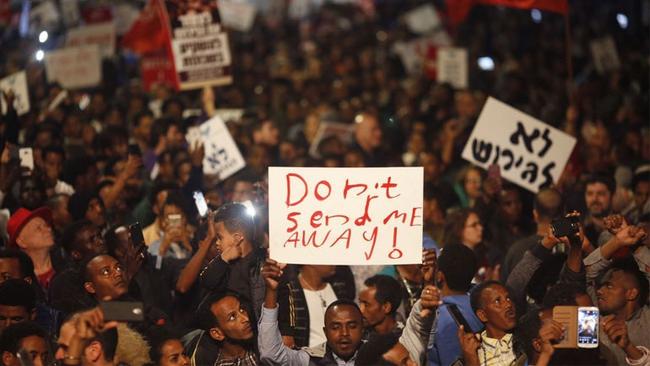 Το Ισραήλ ανακοίνωσε αιφνιδιαστικά ότι αναστέλλει τη συμφωνία με τον ΟΗΕ για τους Αφρικανούς παράτυπους μετανάστες