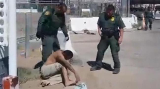Αστυνομικοί στις ΗΠΑ προσπαθούν να ξεφορτωθούν ένα μετανάστη στα σύνορα με το Μεξικό
