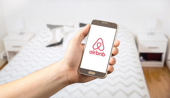 ΑΑΔΕ: Πώς θα δηλωθούν τα εισοδήματα από μισθώσεις τύπου Airbnb