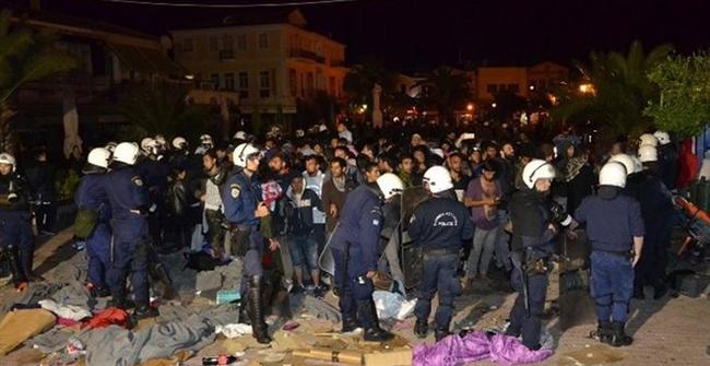 Συνέλαβαν 120 πρόσφυγες για τα επεισόδια στην πλατεία Σαπφούς της Μυτιλήνης