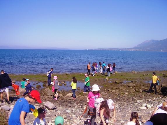 Μαθητές και μαθήτριες καθάρισαν στην ακτή του υγροβιότοπου του Κολοβρέχτη
