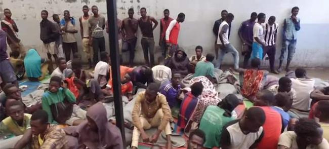 Λιβύη: Εκατοντάδες μετανάστες παγιδευμένοι για μήνες σε κέντρο κράτησης στη Ζουάρα
