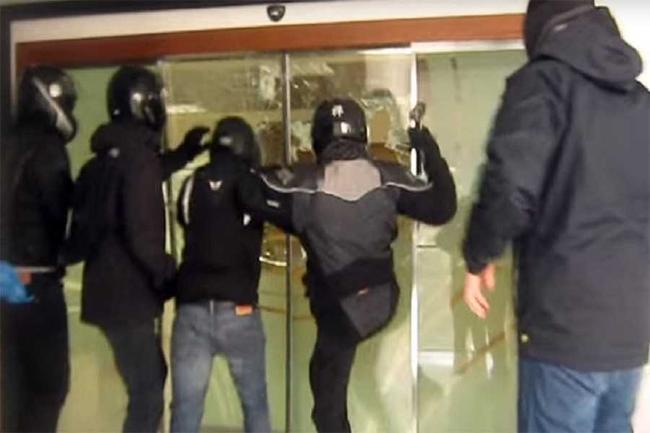 Επίθεση του «Ρουβίκωνα» στα γραφεία ΜΚΟ στην Αθήνα