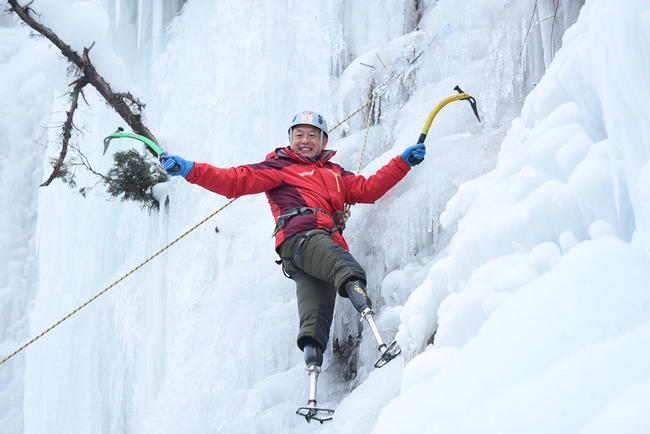 70χρονος με ακρωτηριασμένα και τα δύο του πόδια σκαρφαλώνει στην υψηλότερη κορυφή του κόσμου