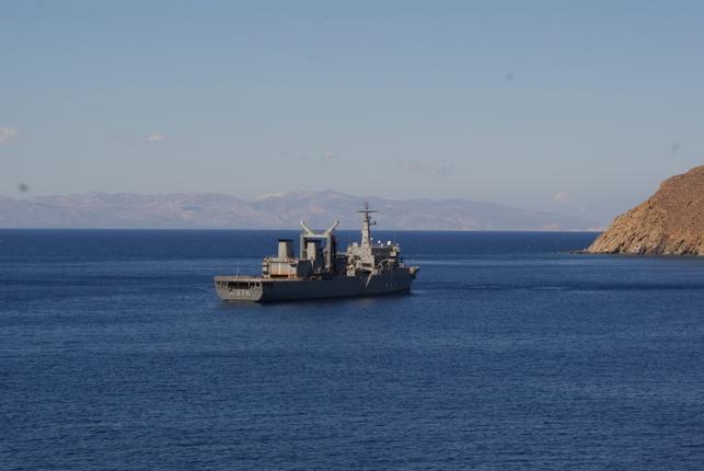 Το πλοίο του Πολεμικού Ναυτικού “Προμηθεύς” κοντά στους ακρίτες