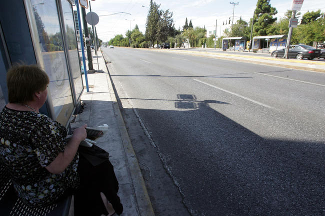 Αυτοκίνητο έπεσε σε στάση λεωφορείου στη Μεταμόρφωση: Ένας νεκρός και τρεις τραυματίες