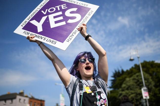 Ιρλανδία: Το 68% ψήφισε Ναι στη νομιμοποίηση των αμβλώσεων