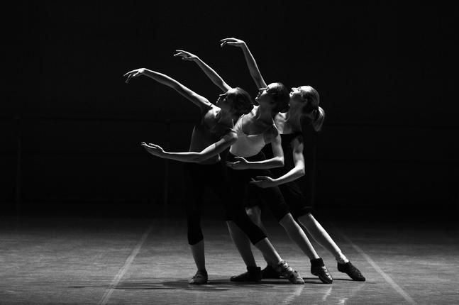 Χορευτικό δρώμενο «Χορός έξω» από τη Βιβλιοθήκη ΠΙΟΠ και τη Δημοτική Βιβλιοθήκη Καλλιθέας