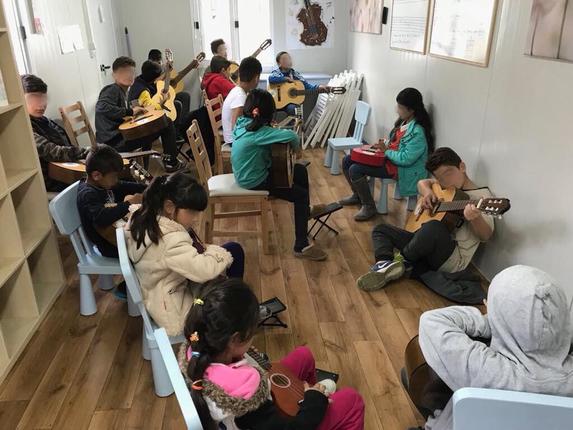 Με όπλο μόνο τη μουσική η προσφυγική ορχήστρα "Connect by Music" στέλνει μήνυμα πολυπολιτισμκότητας κι αλληλεγγύης