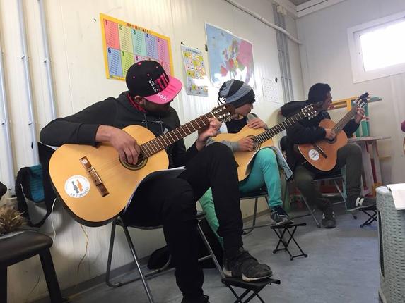 Με όπλο μόνο τη μουσική η προσφυγική ορχήστρα "Connect by Music" στέλνει μήνυμα πολυπολιτισμκότητας κι αλληλεγγύης