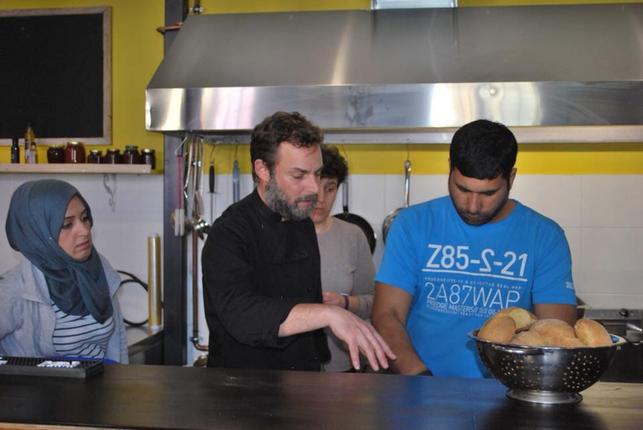 Μυτιλήνη: Σε αυτό το εστιατόριο οι μάγειρες και οι σερβιτόροι είναι πρόσφυγες που επέλεξαν να μείνουν
