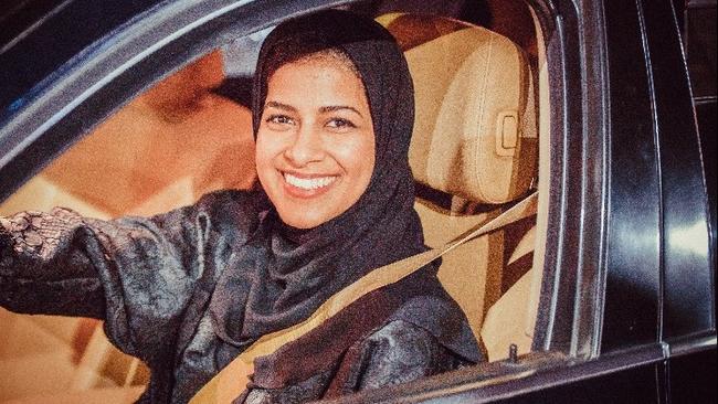 Σαουδική Αραβία: Συγκινημένες και υπερήφανες οι γυναίκες οδηγοί βγήκαν στους δρόμους του Ριάντ