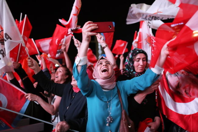 Γιατί ο Ερντογάν κερδίζει ακόμα τις εκλογές μετά από 16 χρόνια;