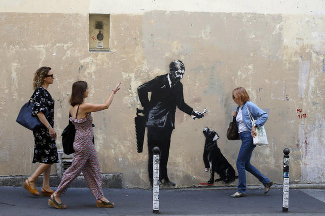 Ο Banksy μεταμορφώνει καταυλισμό προσφύγων στο Παρίσι σε γκαλερί [ΦΩΤΟ]