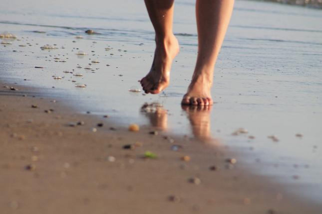 Τι παθαίνει το δέρμα όταν περπατάμε ξυπόλητοι στην άμμο