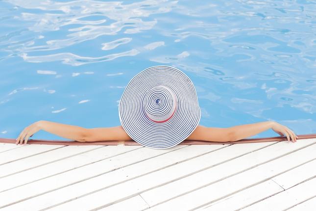 Προσοχή κίνδυνος: Ποτέ μην μπείτε στην πισίνα αν φοράτε αντηλιακό