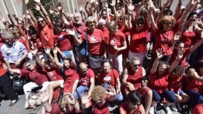 Χιλιάδες Ιταλοί με κόκκινα μπλουζάκια σε ένδειξη αλληλεγγύης για τους πρόσφυγες