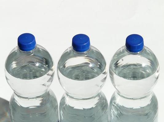 Προσοχή: Να γιατί δεν κάνει να ξαναγεμίζουμε τα πλαστικά μπουκάλια