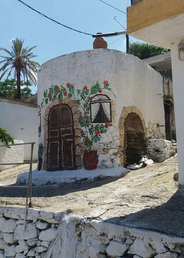 Κρήτη: Μια γυναίκα μετατρέπει σε έργα τέχνης ερειπωμένα κτίρια και γυμνούς τοίχους σε χωριά του Ηρακλείου [ΦΩΤΟ]