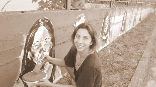 Η δεκαοκτάχρονη που αλλάζει την εικόνα της πόλης, ζωγραφίζοντας τους φίλους, συμμαθητές και γείτονές της