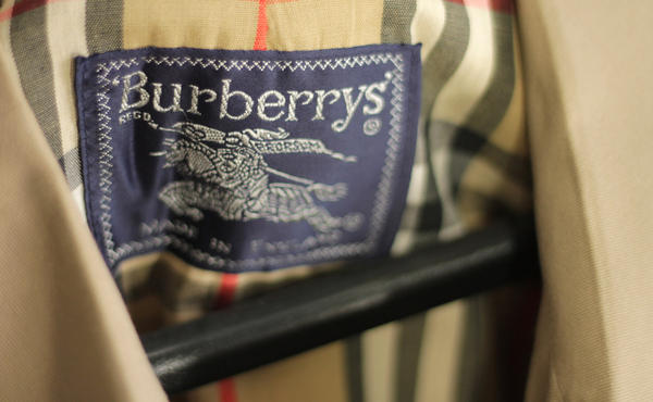 Burberry: Προτίμησαν να κάψουν προϊόντα αξίας 31 εκατ. ευρώ για να μην πέσουν στα χέρια της… «πλέμπας»