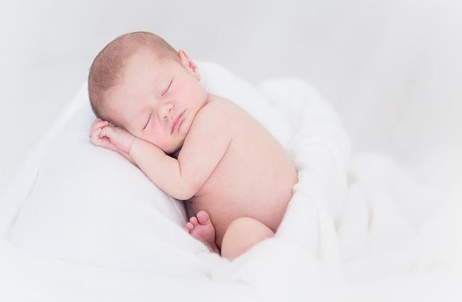 Το κόλπο για να κοιμίσετε ένα μωρό μέσα σε 40 δευτερόλεπτα! (VIDEO)