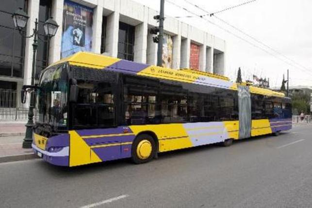 Τέσσερις οξυζεναρισμένες ρομά προπηλακίζουν άστεγη σε τρόλλεϋ που βρίσκει αυτόκλητο υπερασπιστή έναν γιαπωνέζο τουρίστα! Tου Κωνσταντίνου Μπούρα