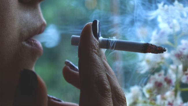 Περισσότερες οι γυναίκες καπνίστριες παγκοσμίως- Νέα αποτελέσματα ερευνών για τον καρκίνο του πνεύμονα και του μαστού