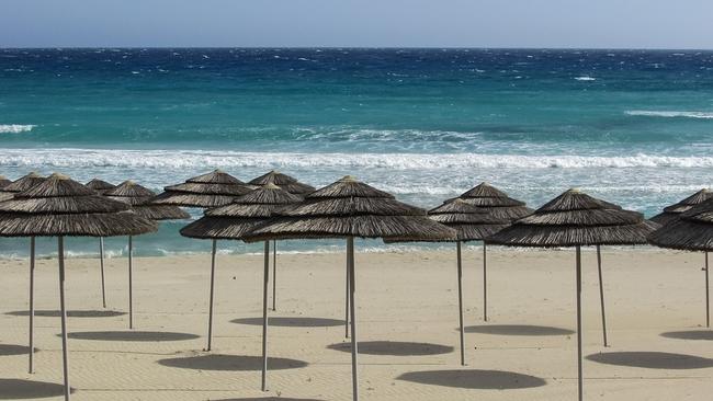 Παραλία «μόνο για Έλληνες»