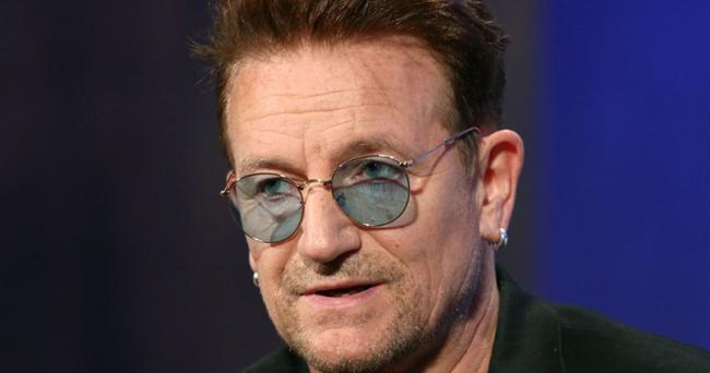 Γιατί ο Μπόνο των U2 έκανε ναζιστικό χαιρετισμό στη συναυλία του στο Παρίσι (Video)