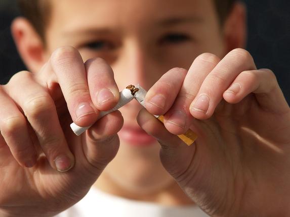 «Oι κίνδυνοι για τα παιδιά από ενήλικες που καπνίζουν» της Jane E. Brody