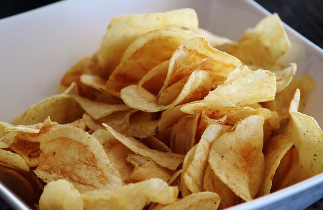 Γιατί δεν μπορούμε να σταματήσουμε να τρώμε πατατάκια; Πως το εξηγούν οι επιστήμονες