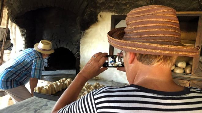 Ένας διαφορετικός ξυλόφουρνος στη Βολισσό στη Χίο, μοναδικό αξιοθέατο για τους τουρίστες Ένας διαφορετικός ξυλόφουρνος στη Βολισσό στη Χίο, μοναδικό αξιοθέατο για τους τουρίστες