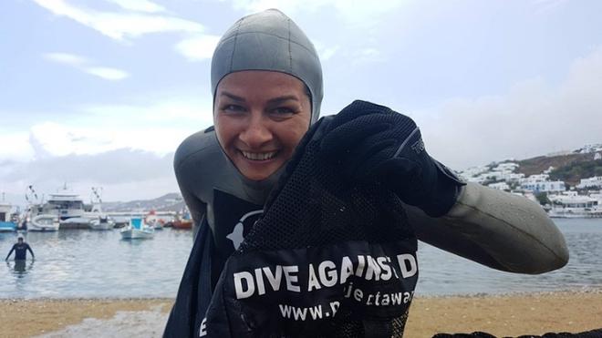 «Όλα για το μπλε!»: Η Ελληνίδα που αφιέρωσε τη ζωή της στον καθαρισμό των θαλασσών