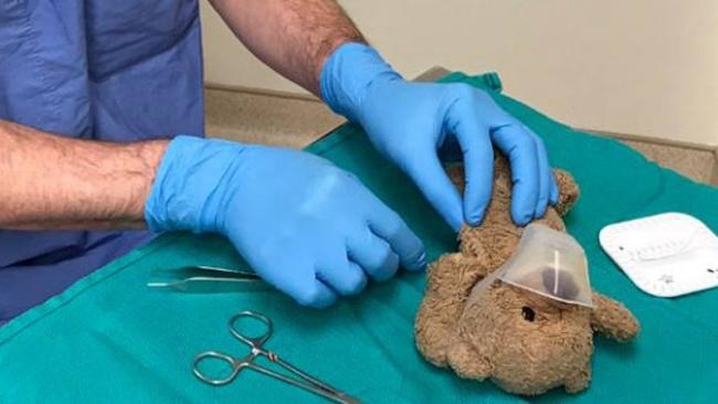 Νευροχειρουργός έκανε ράμματα σε αρκουδάκι για να ευχαριστήσει το μικρό ασθενή του!
